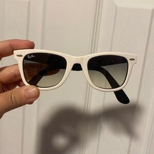 White Ray-Ban - Wayfarer